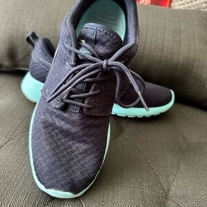 Nike Roche women’s sneakers size 8